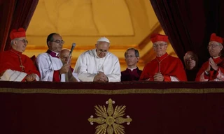 Hồng y Jorge Mario Bergoglio của Buenos Aires, Argentina được bầu làm Giáo hoàng (Giáo hoàng Francis) vào ngày thứ hai của Mật nghị Hồng y (ngày 13/3/2013), trở thành Giáo hoàng đầu tiên đến từ Nam bán cầu và là người đầu tiên không phải người châu Âu được bầu sau gần 1.300 năm. Ảnh: Usccb.org.