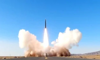 Cảnh phóng tên lửa trực tiếp từ đường cao tốc ở sa mạc. Tên lửa này giống DF-17. Ảnh: CCTV.