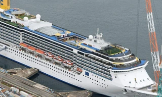 Du thuyền Ý Costa Atlantica đang được sửa chữa ở Nhật Bản. Ảnh: AP.