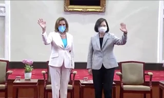 Chủ tịch Hạ viện Mỹ Nancy Pelosi và nhà lãnh đạo Đài Loan (Trung Quốc) Thái Anh Văn sáng 3/8 tại Đài Bắc. Ảnh: Reuters.