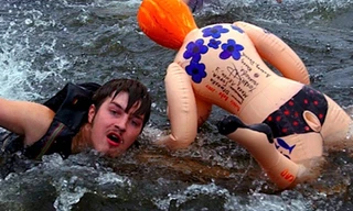 Giải cứu búp bê tình dục trôi trên biển