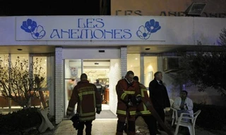 Cơ quan chức năng có mặt tại viện dưỡng lão, nơi xảy ra vụ cháy sáng nay. Ảnh: France24