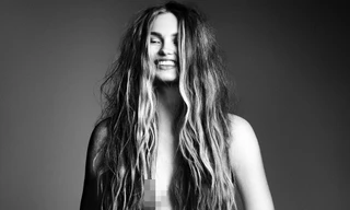 Thiên thần nội y cao 1m81 khỏa thân khoe bụng bầu bên chồng 