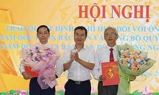 Lãnh đạo KBNN Việt nam tặng hoa chúc mừng.