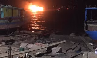 Hai tàu cá đang neo đậu bất ngờ bốc cháy, bị thiêu rụi hoàn toàn