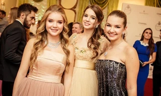 Các ái nữ đình đám khoe sắc trong dạ tiệc trưởng thành ở Nga 