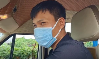 Tài xế đưa sĩ tử vùng cách ly đi thi: 'Các em mang đồ bảo hộ từ nhà tới trường thương lắm'