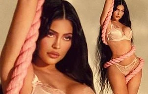 Kylie Jenner phô trọn đường cong 'nảy lửa' với dây thừng quanh thân