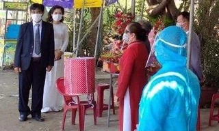 Trao sính lễ đám hỏi ngay tại chốt kiểm soát dịch 