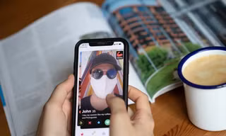 Vì sao giới trẻ từ bỏ ứng dụng hẹn hò để gặp gỡ chớp nhoáng với người lạ? 