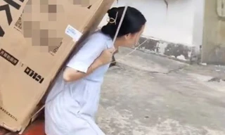 Clip con gái giúp cha cõng tủ lạnh gây xúc động ở Trung Quốc