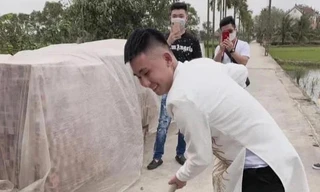 Chú rể Hải Phòng xúc cát dọn đường khi đi đón dâu