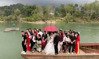 Hơn 40 người 'hộ tống' chú rể Lạng Sơn đi đón dâu bằng xuồng gây chú ý