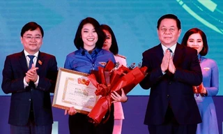 Ông Nguyễn Trọng Nghĩa, Bí thư T.Ư Đảng, Trưởng Ban Tuyên giáo T.Ư (bên phải); anh Nguyễn Anh Tuấn, Ủy viên T.Ư Đảng, Bí thư thứ nhất T.Ư Đoàn (bên trái) trao giải nhất cho thí sinh Nguyễn Mai Anh. Ảnh: Bảo Anh