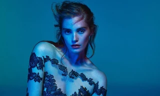 Siêu mẫu tóc đỏ cao 1m82 Alexina Graham mặc xuyên thấu 'có như không'