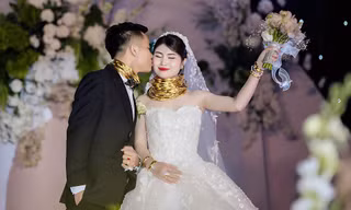 Cô dâu chú rể ở Nghệ An đeo vàng trĩu cổ, tuyên bố điều bất ngờ giữa đám cưới