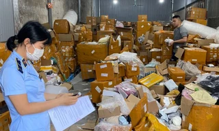 Lực lượng chức năng kiểm tra kho hàng hóa