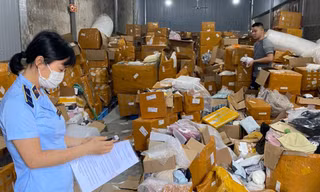 Lực lượng chức năng kiểm tra kho hàng hóa