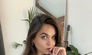 Lướt mạng 14 tiếng/ngày, cô gái phải ngồi xe lăn