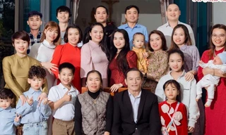 8 con gái cùng về ăn Tết, ông bố ở Nghệ An rưng rưng trong bữa cơm tất niên