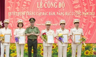 Thăng cấp bậc hàm, nâng bậc lương cho 2.339 cán bộ, chiến sỹ công an Thanh Hóa