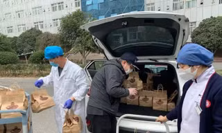 Tiệm cà phê ở Vũ Hán miễn phí cho các bác sĩ chống dịch covid-19