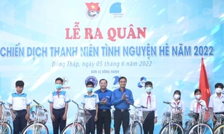 Tặng xe đạp cho học sinh khó khăn