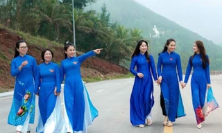 Nữ cán bộ Đoàn xứ Nghệ thướt tha với áo dài thanh niên