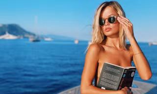 'Búp bê' tóc vàng Frida Aasen táo bạo bán nude