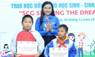 Trao học bổng cho 200 học sinh, sinh viên có hoàn cảnh khó khăn 
