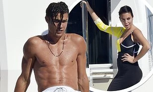 Ronaldo và bạn gái nóng bỏng trên du thuyền hạng sang ở Ý