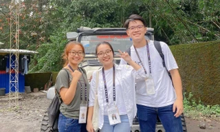 Chủ tịch Hội Sinh viên Việt Nam tại Singapore Nguyễn Thúy Quỳnh (ở giữa) trong một hoạt động tại Singapore