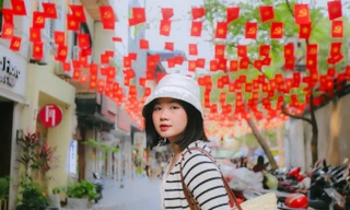 Giới trẻ nô nức check-in các địa điểm rực rỡ cờ hoa dịp 30/4