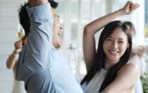 Sau nhiều năm yêu kín tiếng, hot girl Salim bất ngờ được bạn trai cầu hôn 