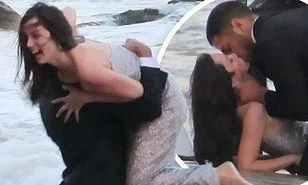 'Bond Girl' Ana De Armas 'khóa môi' tình tứ trai lạ trên biển