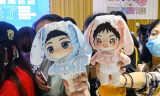 Giới trẻ Trung Quốc đua nhau 'nuôi' búp bê như con 