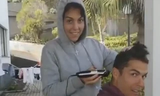 Ronaldo được bạn gái xinh đẹp cắt tóc tại nhà mùa dịch COVID-19