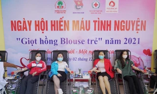 'Giọt hồng Blouse trẻ' quý giá giữa mùa dịch COVID-19