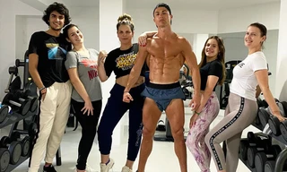 Ronaldo khoe body cường tráng như lực sĩ gây 'bão' mạng
