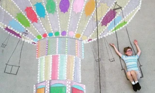 Cô bé 14 tuổi vẽ tranh 'du lịch vòng quanh thế giới' đẹp lung linh cho em trai