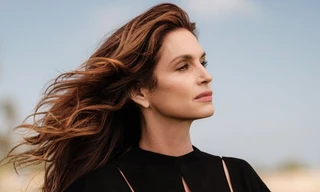 Ngắm siêu mẫu huyền thoại Cindy Crawford xuân sắc ở tuổi U60