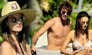 Alessandra Ambrosio tắm biển cùng bạn trai ở Brazil
