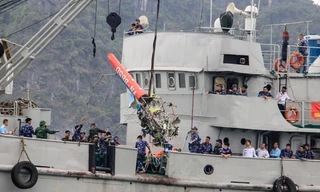 Bay flycam tiếp tục tìm nạn nhân mất tích vụ trực thăng rơi trên vịnh Hạ Long