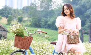 Thiếu nữ tạo dáng như nàng thơ bên loài hoa báo đông nở sớm