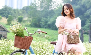 Thiếu nữ tạo dáng như nàng thơ bên loài hoa báo đông nở sớm