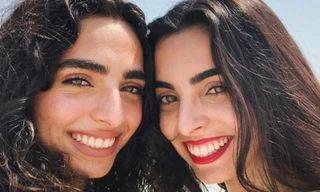 Hai cô gái giống nhau đến kinh ngạc dù không cùng huyết thống