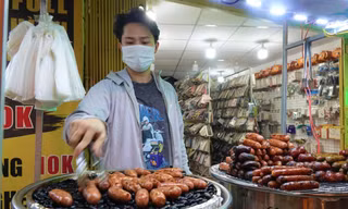 Nam sinh bán xúc xích nướng sỏi 'hot trend', kiếm 5-10 triệu đồng/ngày
