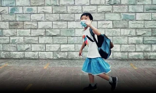 Hình ảnh cậu bé mặc váy đến trường gây tranh cãi trên mạng 