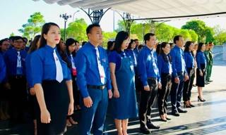 Tuổi trẻ Quảng Trị viếng Nghĩa trang Liệt sĩ Quốc gia Đường 9