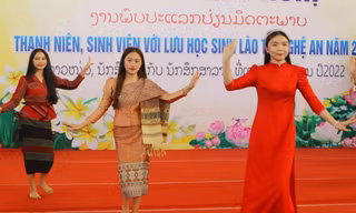 Ấm áp tết cổ truyền Bunpimay của lưu học sinh Lào tại Nghệ An